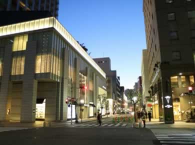 夜の街並みにも風格を演出”